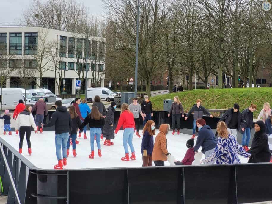 The benefits of hiring an artificial ice skating rink for a large indoor shopping centre